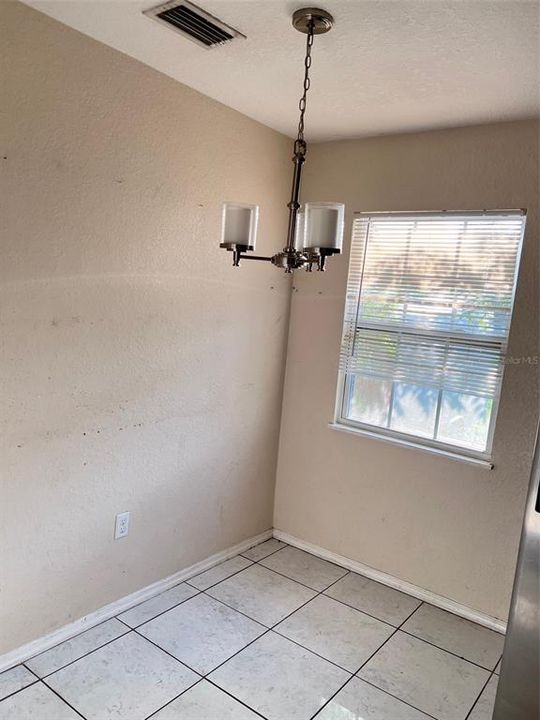 Под контрактом: $150,000 (2 спален, 1 ванн, 858 Квадратных фут)