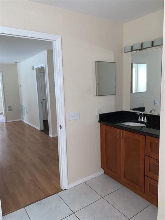 Под контрактом: $150,000 (2 спален, 1 ванн, 858 Квадратных фут)