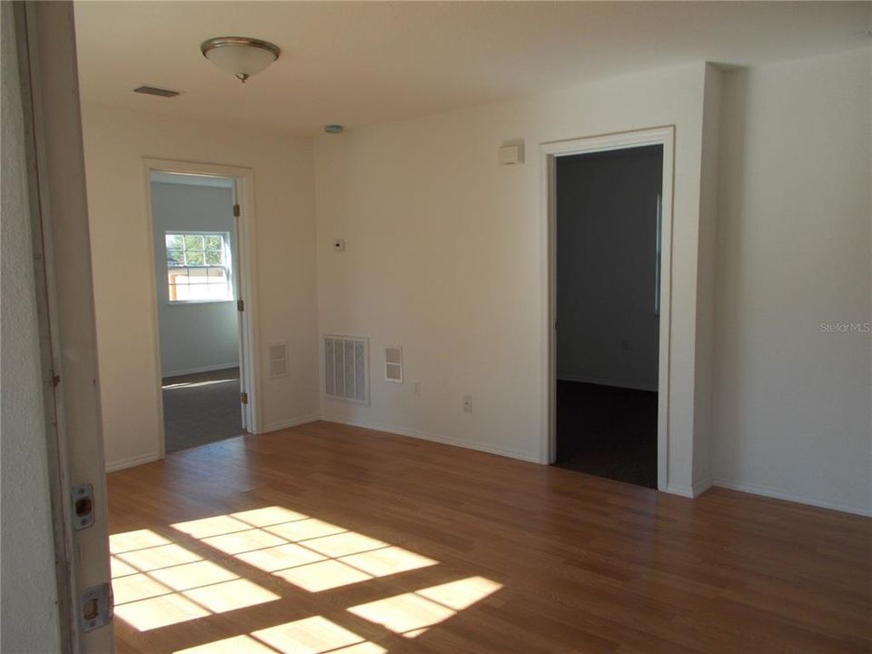 Под контрактом: $150,000 (2 спален, 1 ванн, 858 Квадратных фут)