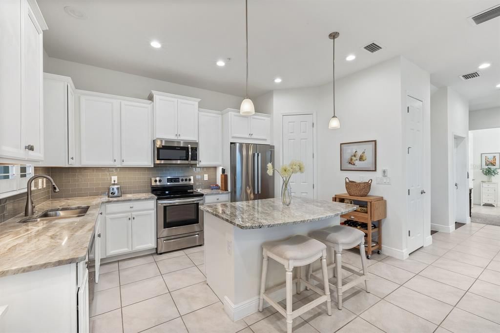 Под контрактом: $580,000 (4 спален, 3 ванн, 2620 Квадратных фут)