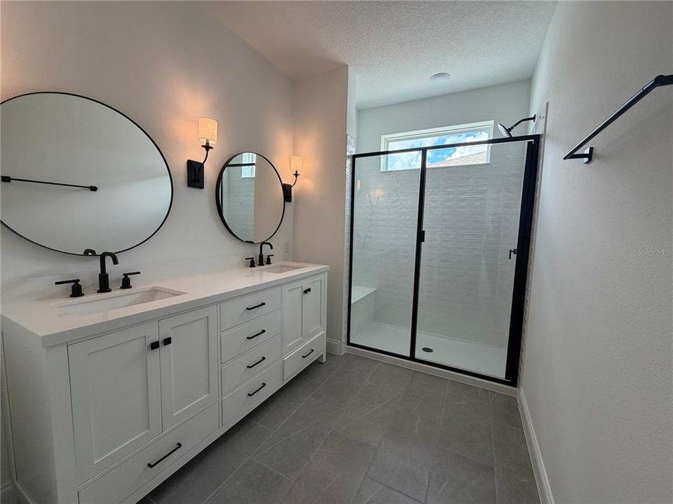 出租: $3,800 (5 贝兹, 4 浴室, 2900 平方英尺)