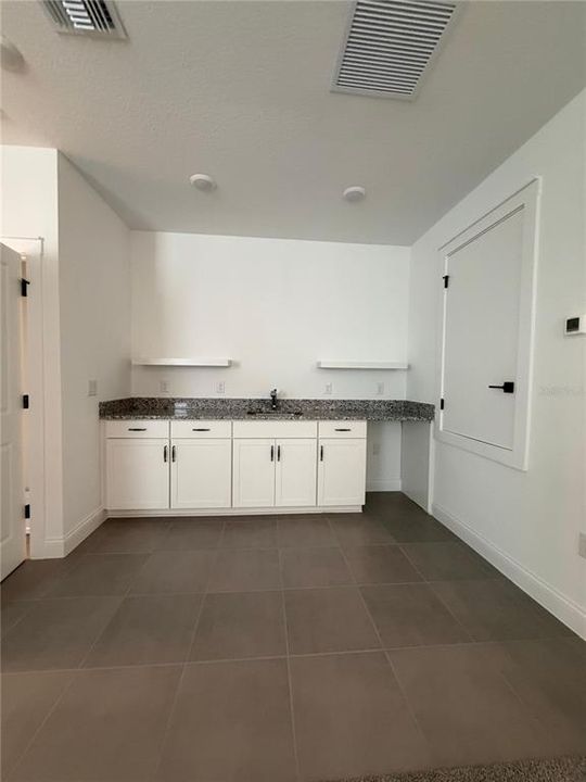 出租: $3,800 (5 贝兹, 4 浴室, 2900 平方英尺)