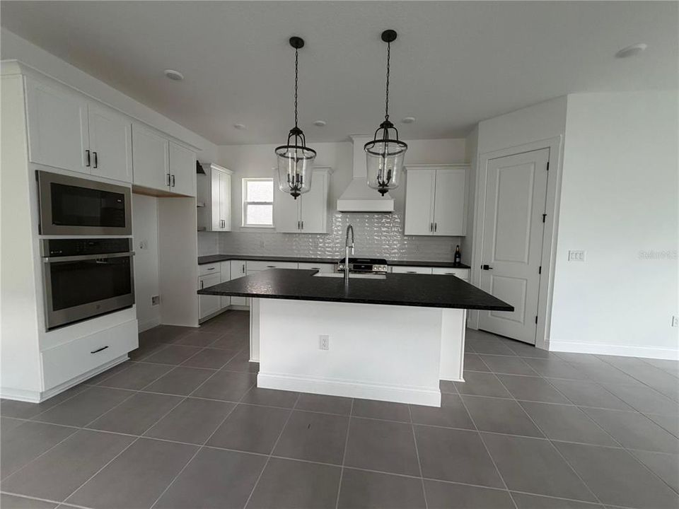 出租: $3,800 (5 贝兹, 4 浴室, 2900 平方英尺)