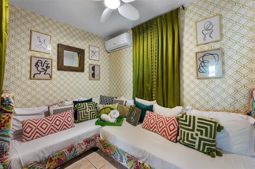 待售: $325,000 (2 贝兹, 1 浴室, 550 平方英尺)