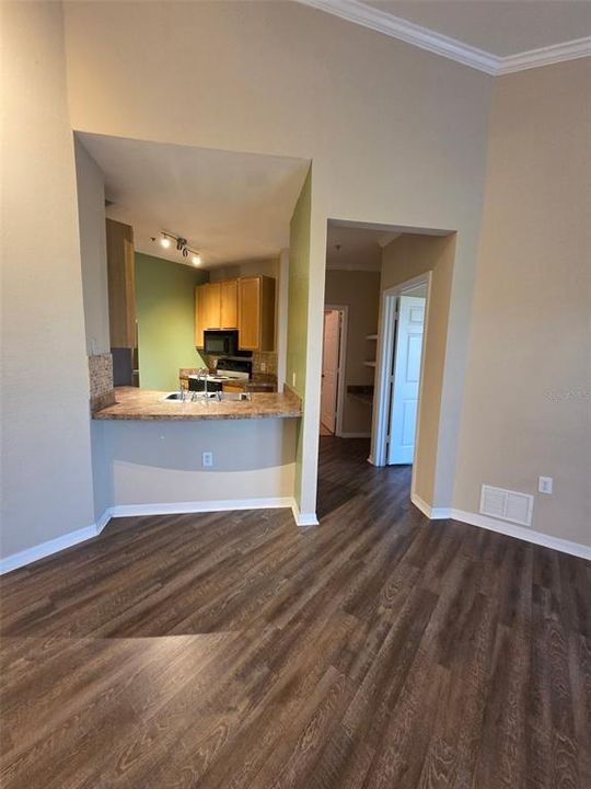 For Rent: $1,350 (1 beds, 1 baths, 769 Square Feet)