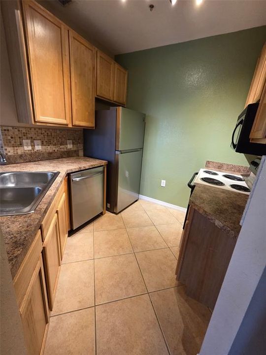 For Rent: $1,350 (1 beds, 1 baths, 769 Square Feet)