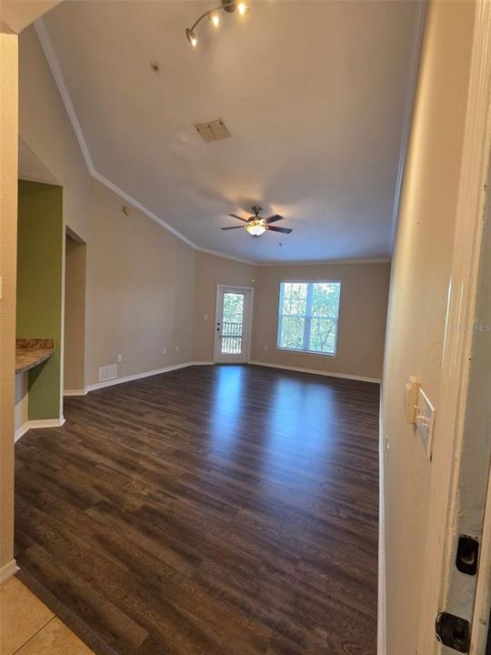 For Rent: $1,350 (1 beds, 1 baths, 769 Square Feet)