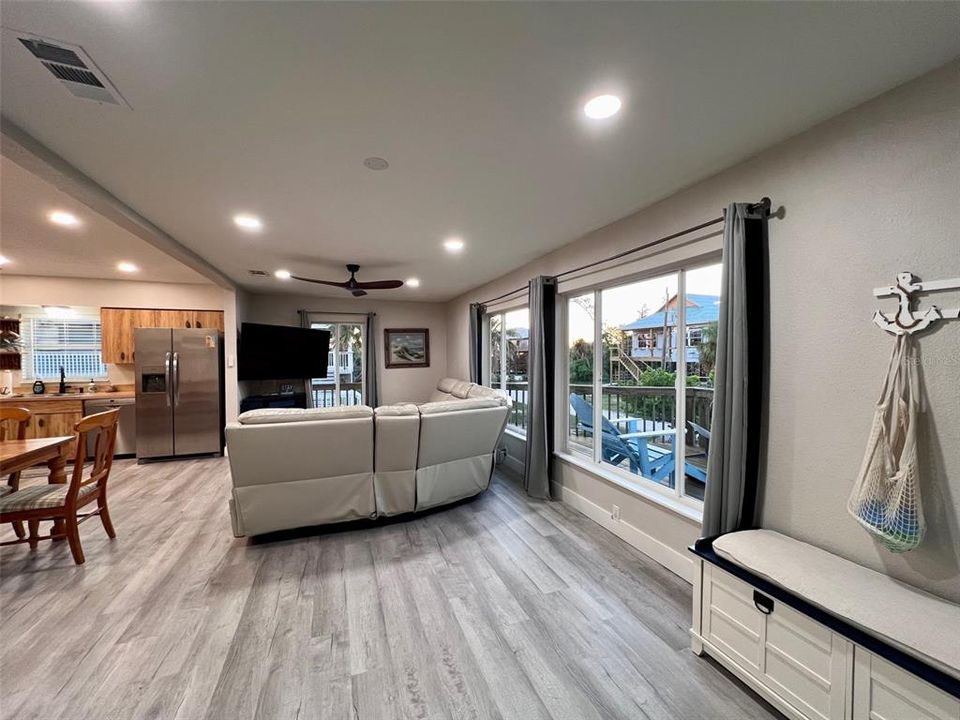 Под контрактом: $599,999 (3 спален, 2 ванн, 1196 Квадратных фут)