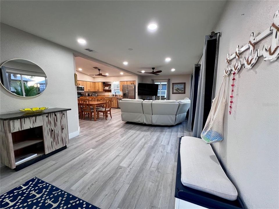 Под контрактом: $599,999 (3 спален, 2 ванн, 1196 Квадратных фут)