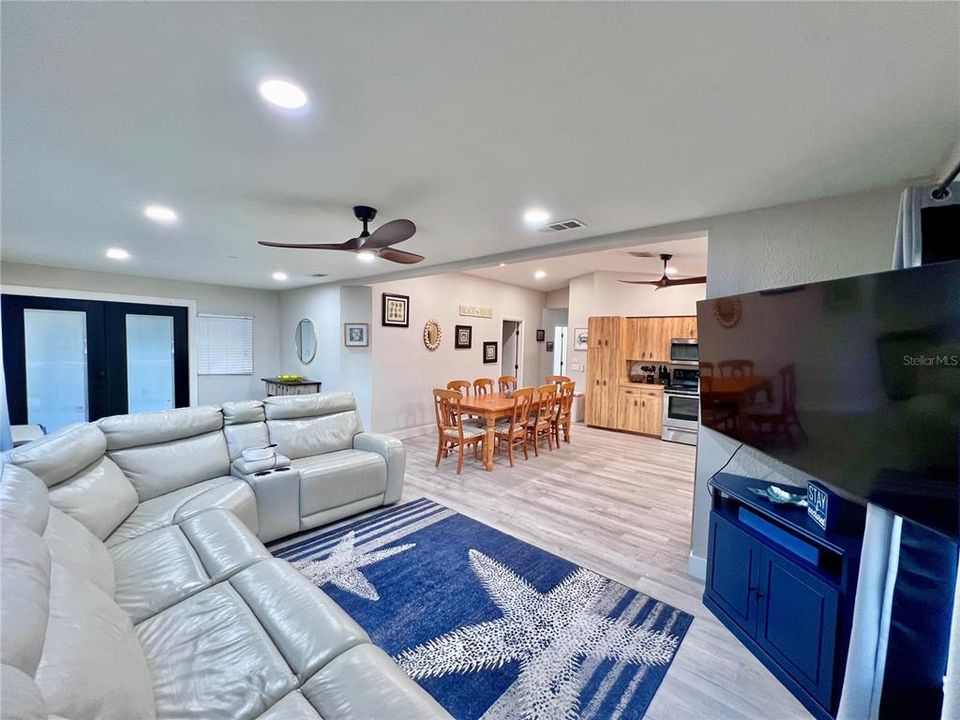 Под контрактом: $599,999 (3 спален, 2 ванн, 1196 Квадратных фут)