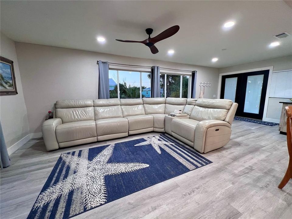 Под контрактом: $599,999 (3 спален, 2 ванн, 1196 Квадратных фут)