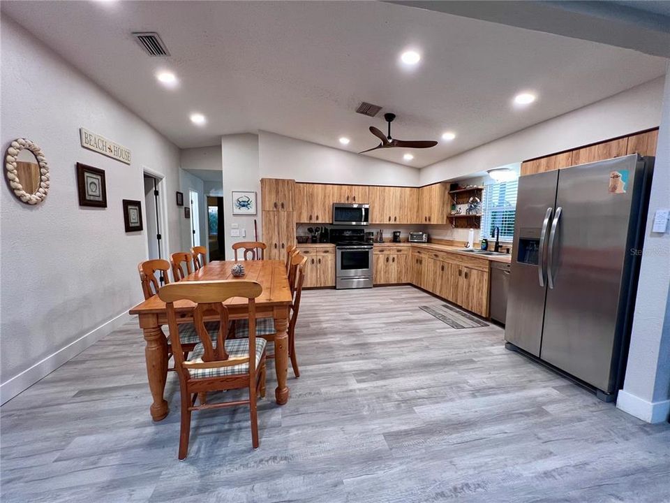 Под контрактом: $599,999 (3 спален, 2 ванн, 1196 Квадратных фут)