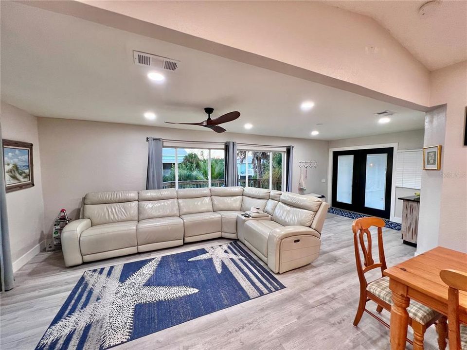 Под контрактом: $599,999 (3 спален, 2 ванн, 1196 Квадратных фут)