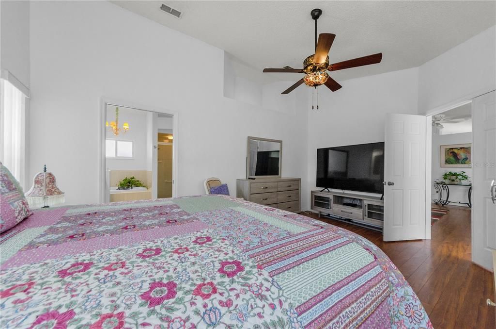 For Sale: $300,000 (2 beds, 2 baths, 1676 Square Feet)