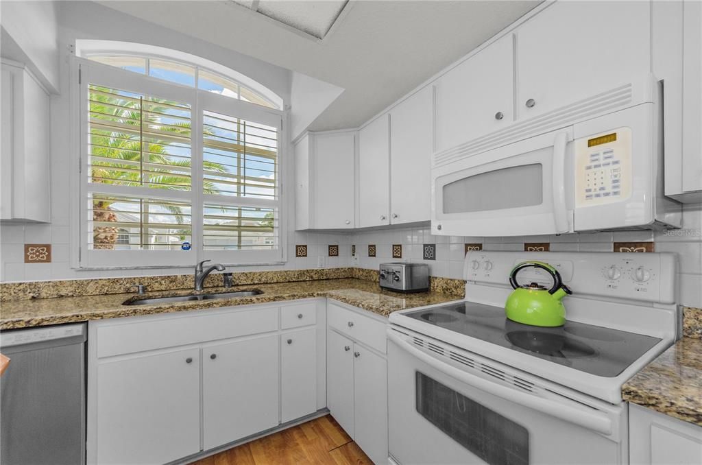 For Sale: $300,000 (2 beds, 2 baths, 1676 Square Feet)