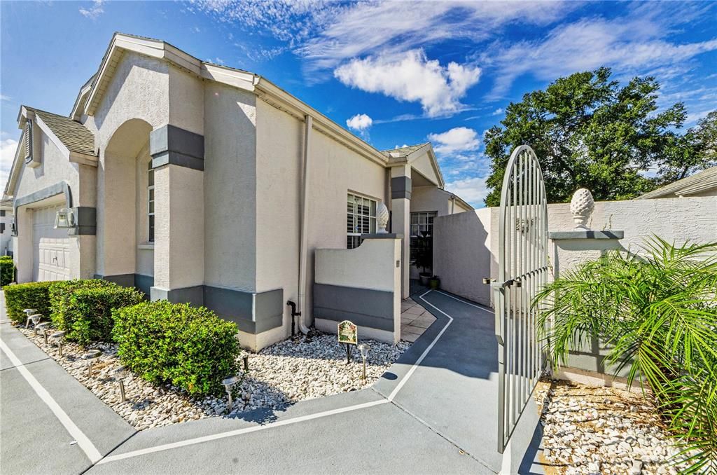 For Sale: $300,000 (2 beds, 2 baths, 1676 Square Feet)