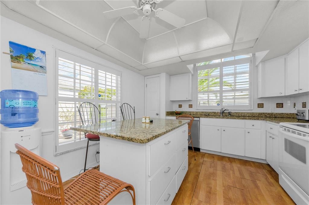 For Sale: $300,000 (2 beds, 2 baths, 1676 Square Feet)