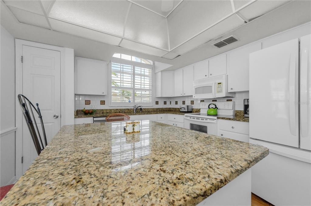 For Sale: $300,000 (2 beds, 2 baths, 1676 Square Feet)