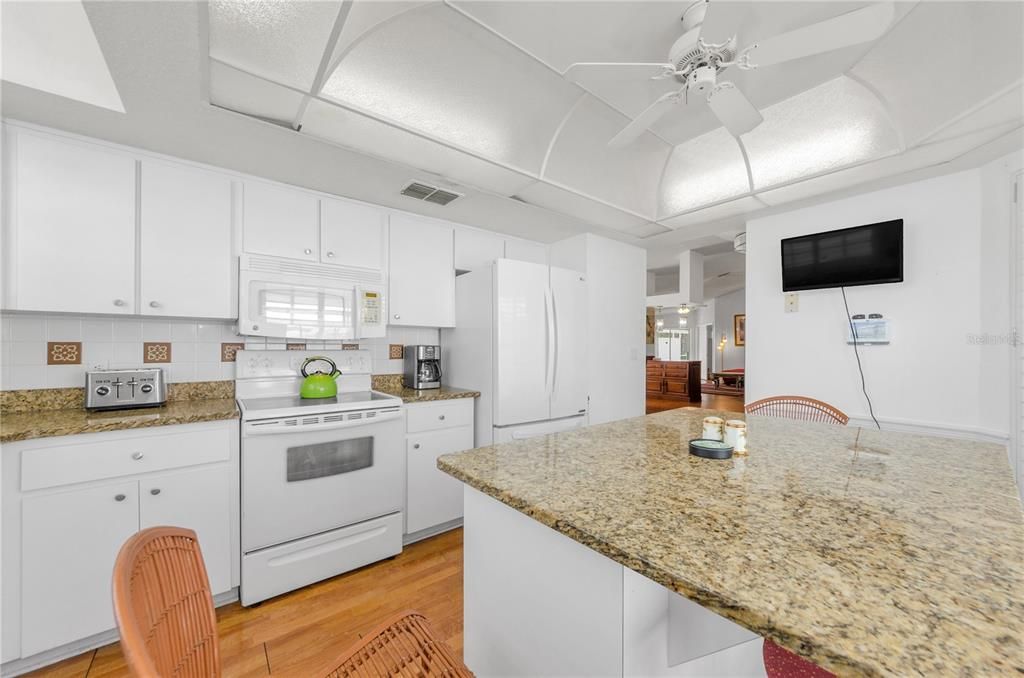 For Sale: $300,000 (2 beds, 2 baths, 1676 Square Feet)