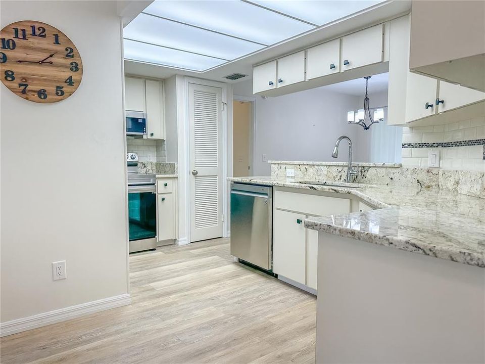 待售: $232,000 (2 贝兹, 2 浴室, 1282 平方英尺)