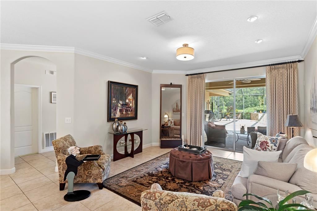 合同活跃: $610,000 (4 贝兹, 3 浴室, 2537 平方英尺)