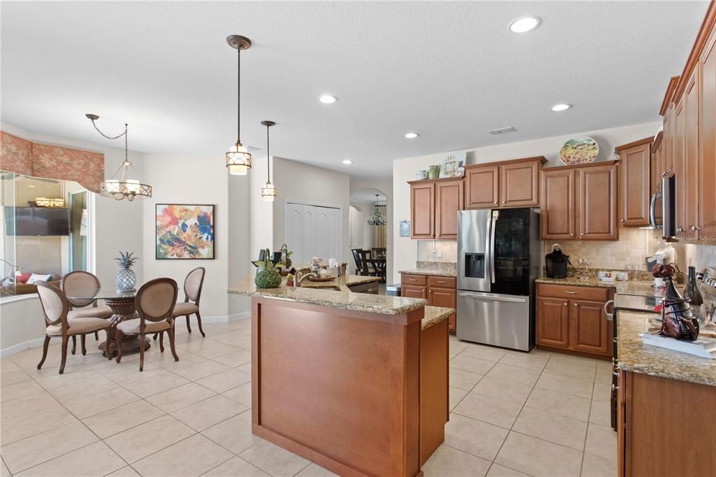 合同活跃: $610,000 (4 贝兹, 3 浴室, 2537 平方英尺)