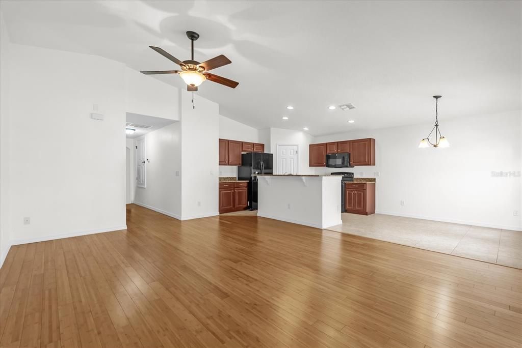 Под контрактом: $443,900 (3 спален, 2 ванн, 1696 Квадратных фут)