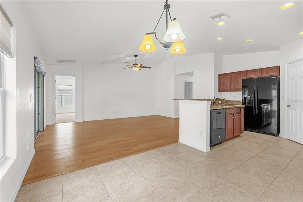 Под контрактом: $443,900 (3 спален, 2 ванн, 1696 Квадратных фут)