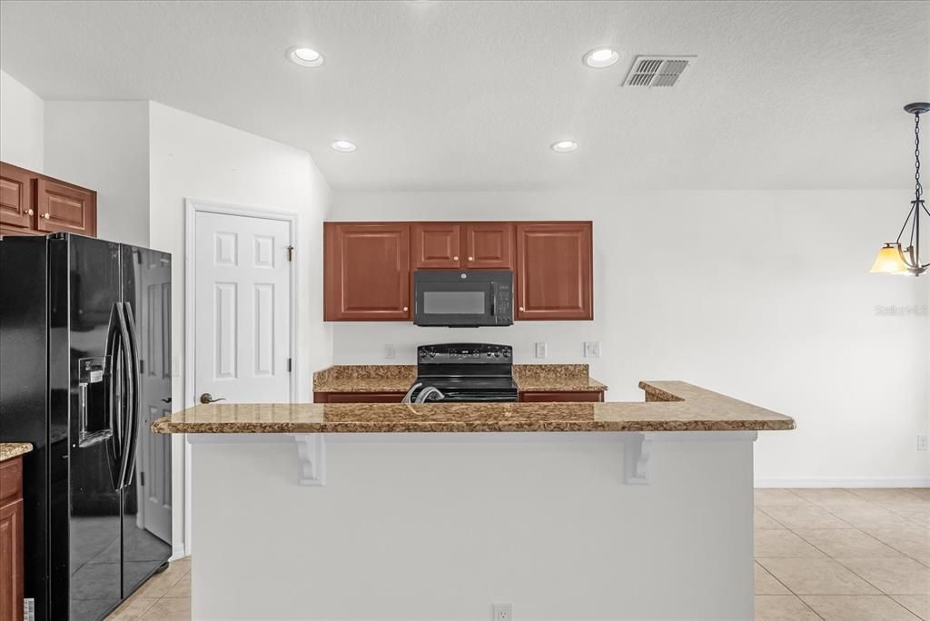 Под контрактом: $443,900 (3 спален, 2 ванн, 1696 Квадратных фут)