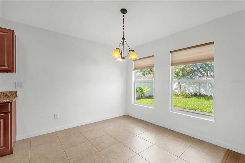 Под контрактом: $443,900 (3 спален, 2 ванн, 1696 Квадратных фут)