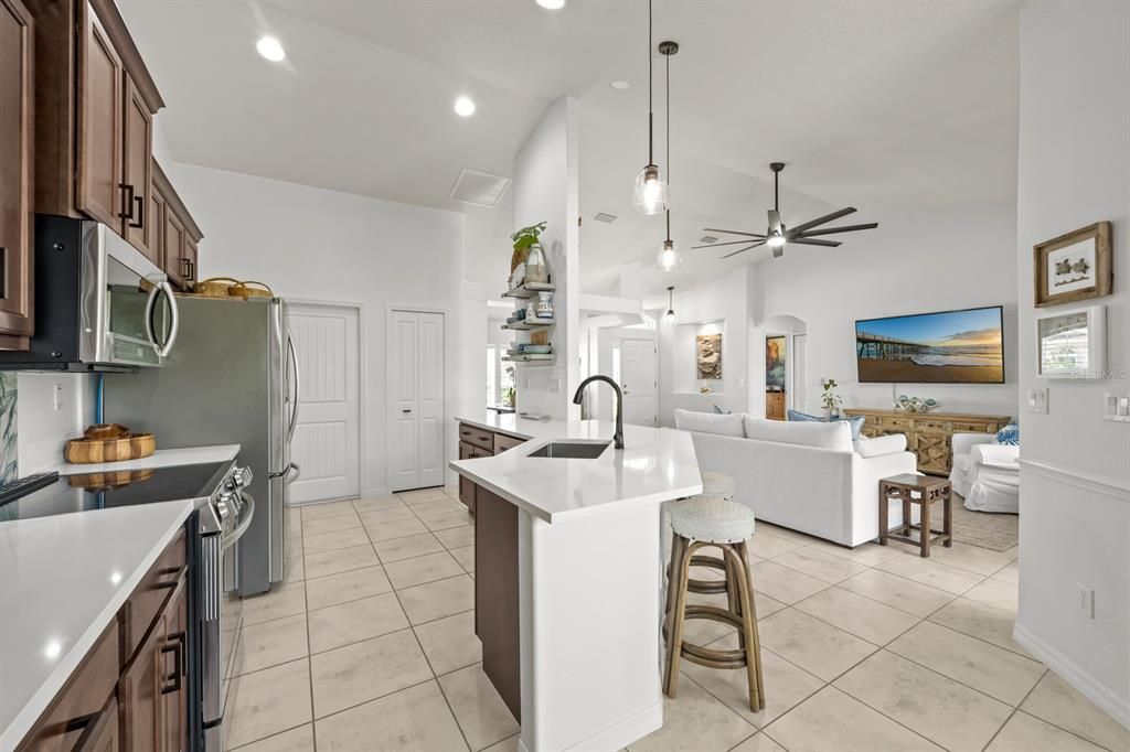 Под контрактом: $435,000 (3 спален, 2 ванн, 1586 Квадратных фут)