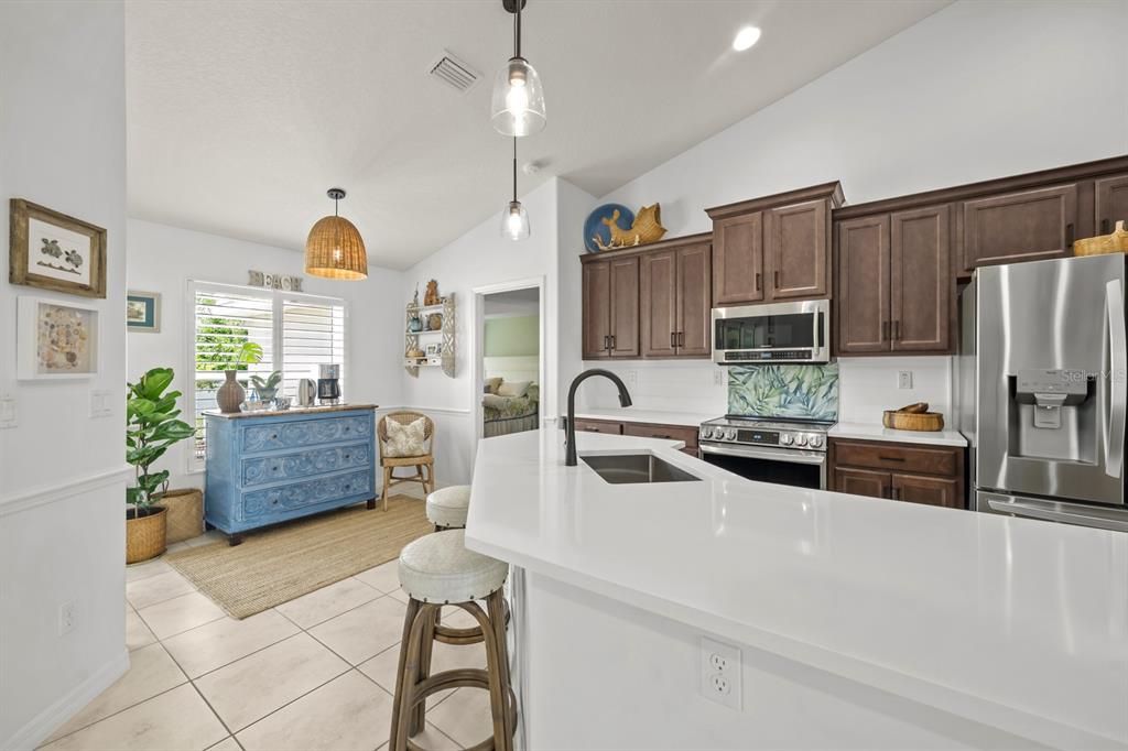 Под контрактом: $435,000 (3 спален, 2 ванн, 1586 Квадратных фут)