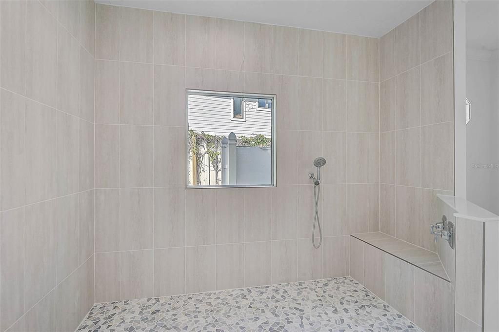 Activo con contrato: $2,795,000 (3 camas, 3 baños, 4399 Pies cuadrados)