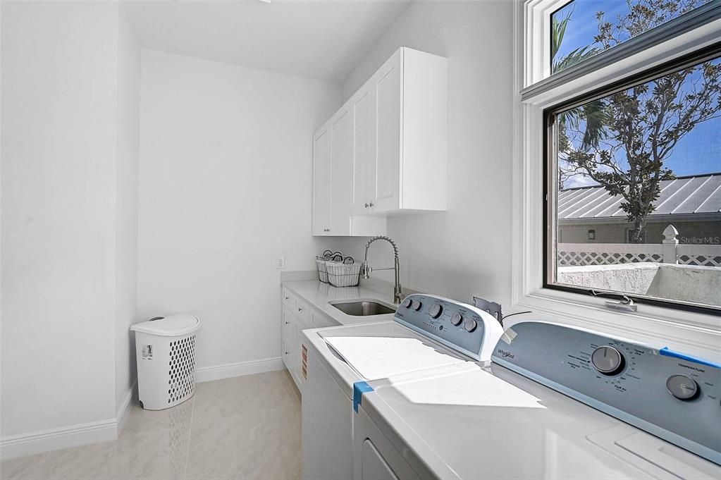 Activo con contrato: $2,795,000 (3 camas, 3 baños, 4399 Pies cuadrados)