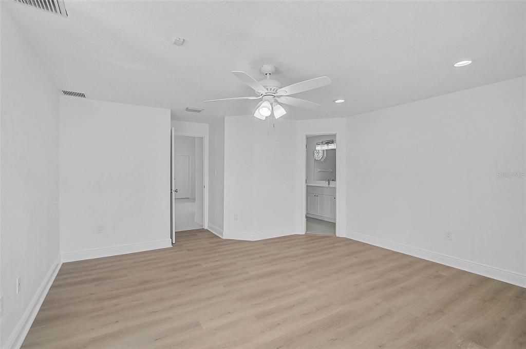 Activo con contrato: $2,795,000 (3 camas, 3 baños, 4399 Pies cuadrados)