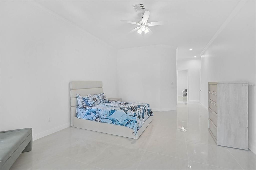 Activo con contrato: $2,795,000 (3 camas, 3 baños, 4399 Pies cuadrados)