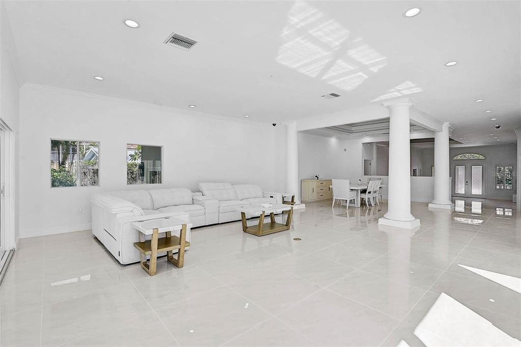 Activo con contrato: $2,795,000 (3 camas, 3 baños, 4399 Pies cuadrados)