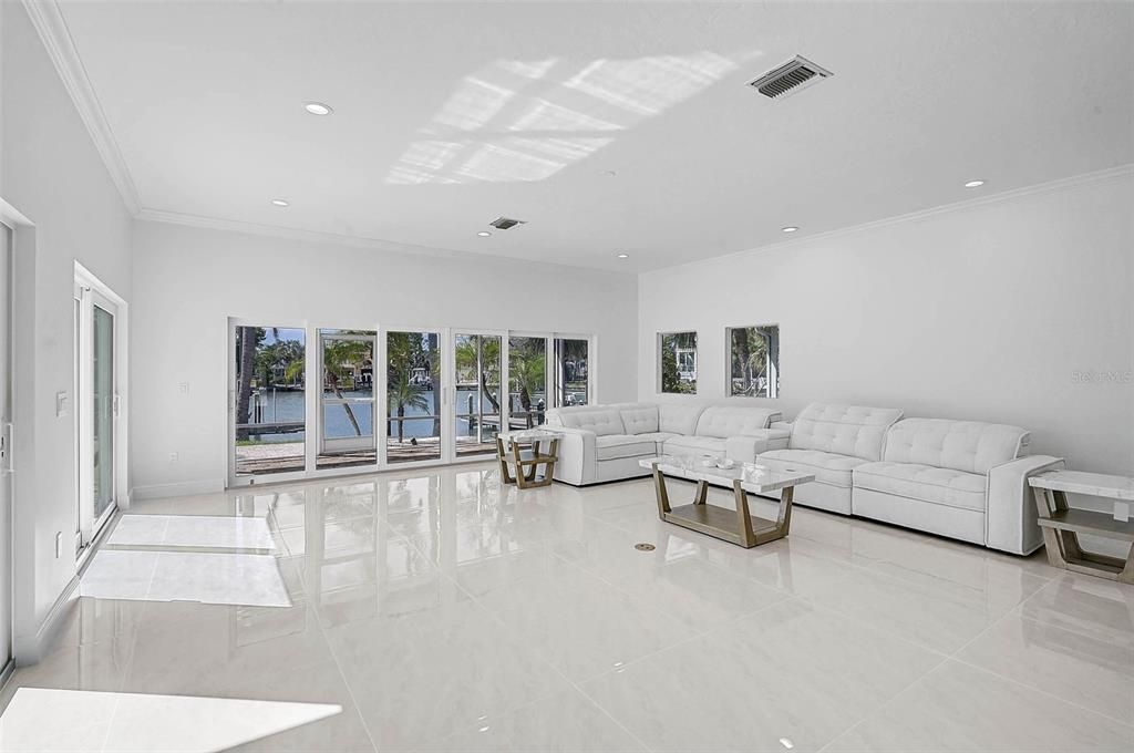 Activo con contrato: $2,795,000 (3 camas, 3 baños, 4399 Pies cuadrados)