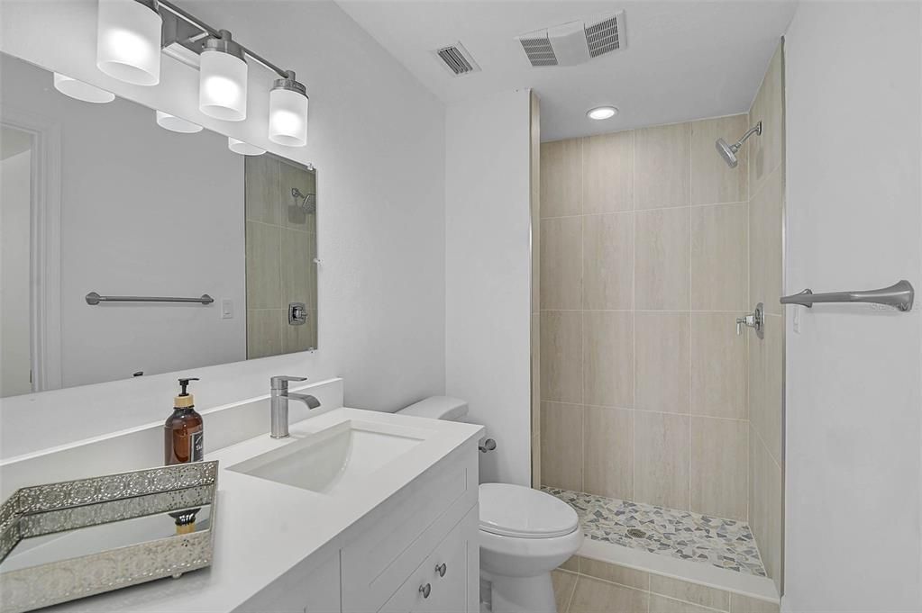 Activo con contrato: $2,795,000 (3 camas, 3 baños, 4399 Pies cuadrados)