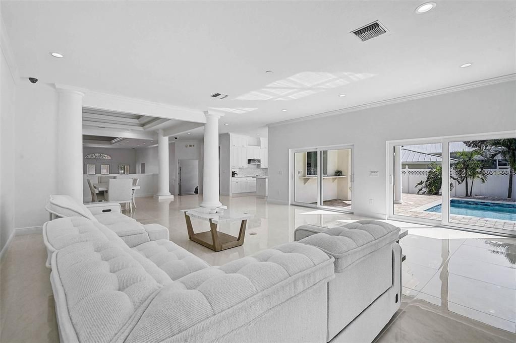 Activo con contrato: $2,795,000 (3 camas, 3 baños, 4399 Pies cuadrados)