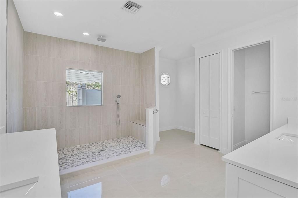 Activo con contrato: $2,795,000 (3 camas, 3 baños, 4399 Pies cuadrados)