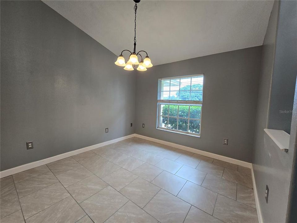 For Rent: $2,500 (5 beds, 2 baths, 1995 Square Feet)