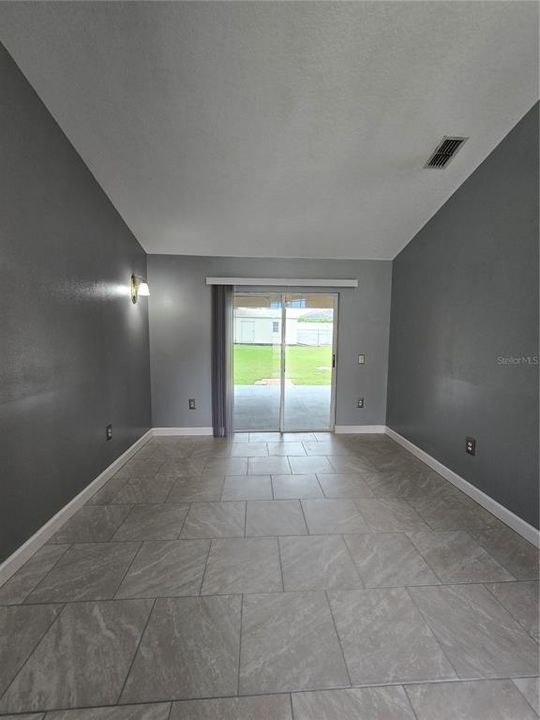 For Rent: $2,500 (5 beds, 2 baths, 1995 Square Feet)