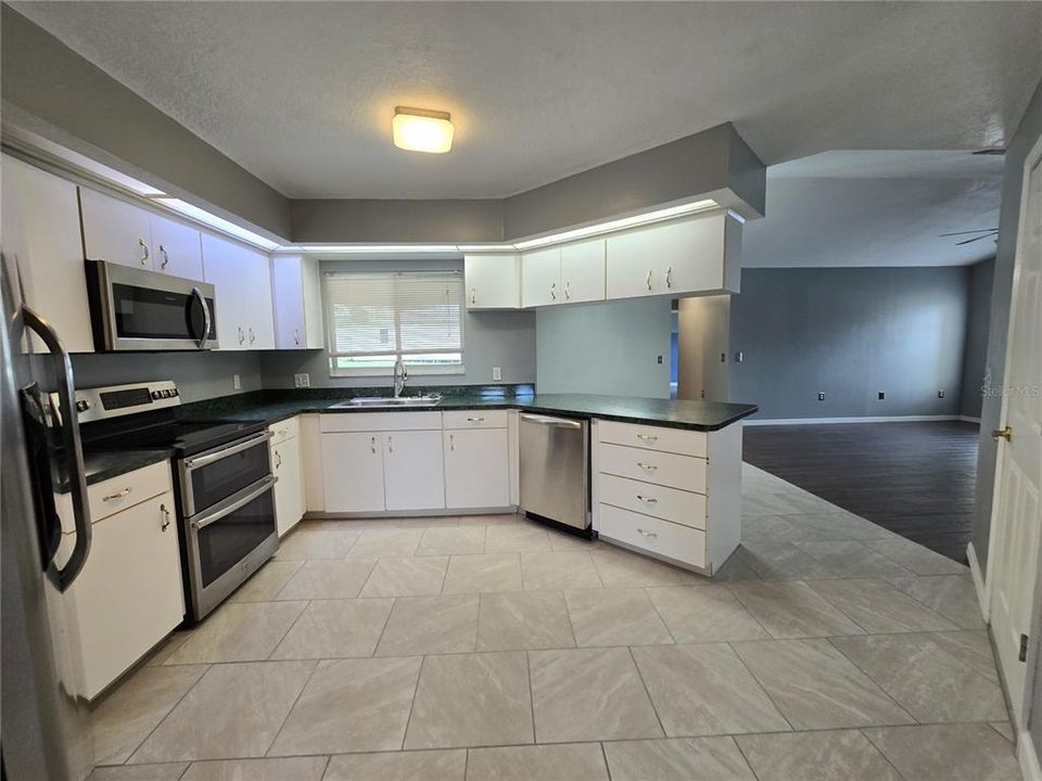 For Rent: $2,500 (5 beds, 2 baths, 1995 Square Feet)