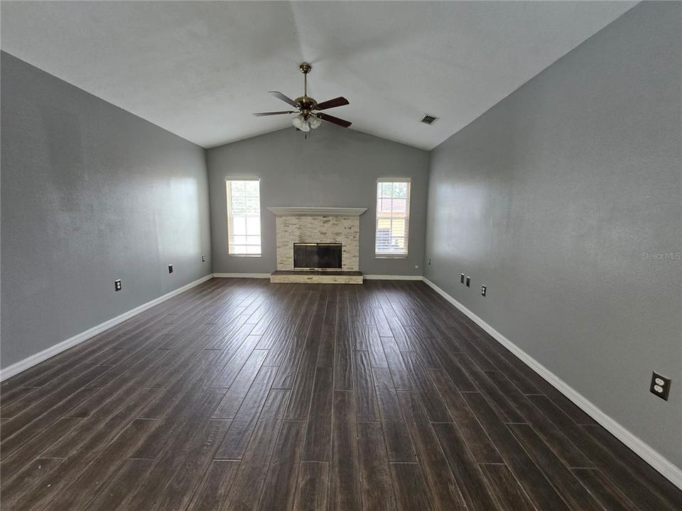 For Rent: $2,500 (5 beds, 2 baths, 1995 Square Feet)