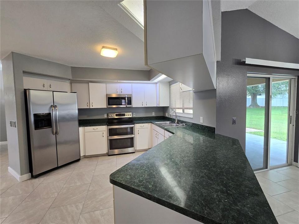 For Rent: $2,500 (5 beds, 2 baths, 1995 Square Feet)