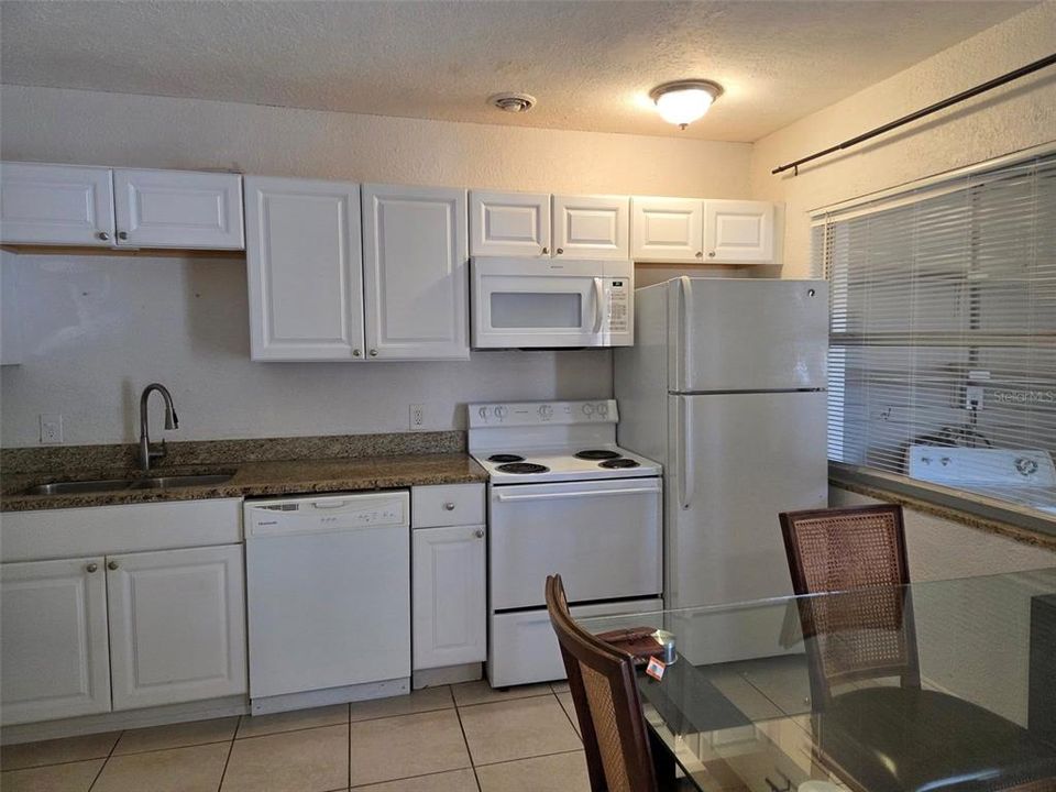 合同活跃: $1,280 (1 贝兹, 1 浴室, 500 平方英尺)