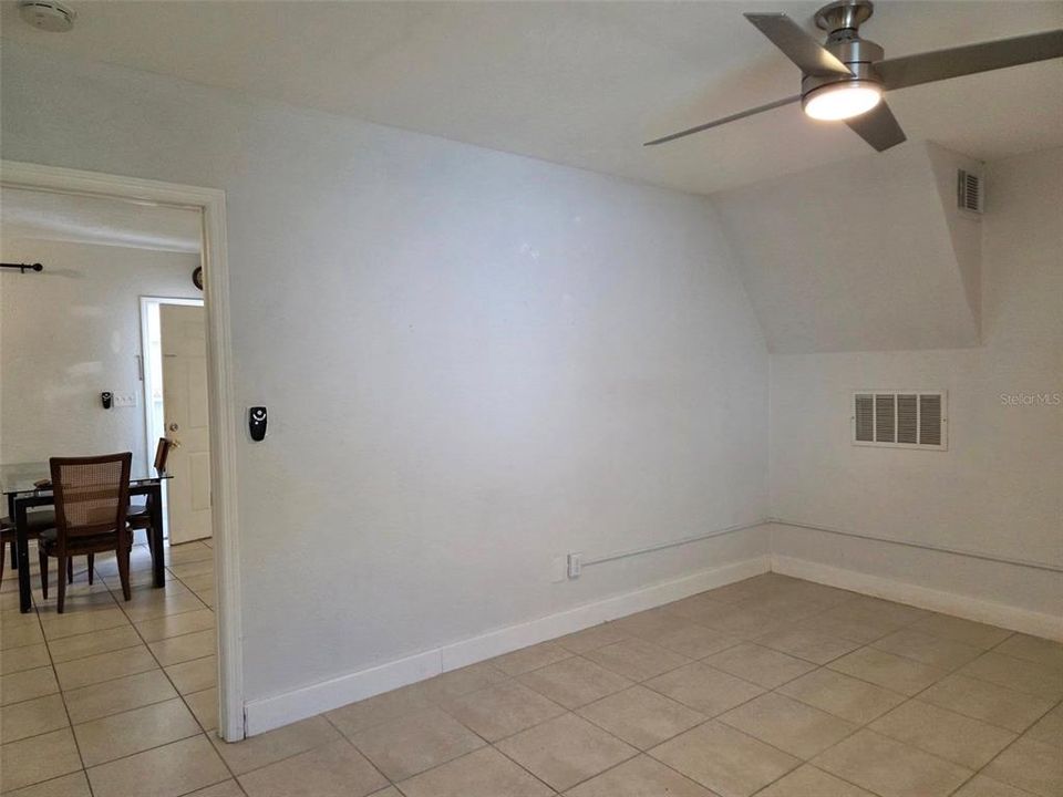 合同活跃: $1,280 (1 贝兹, 1 浴室, 500 平方英尺)