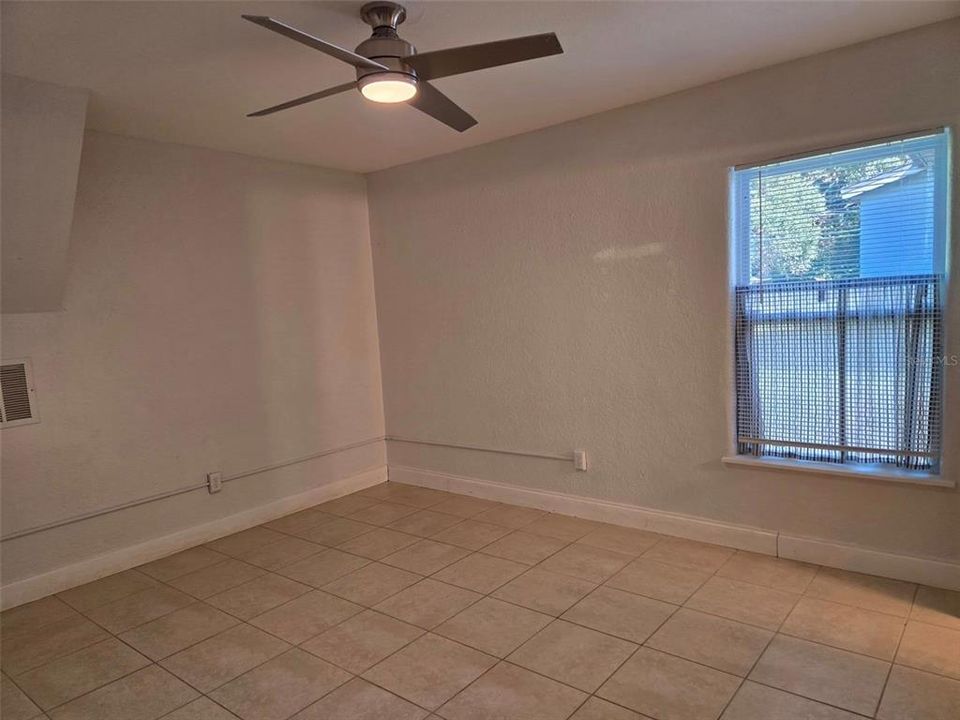 合同活跃: $1,280 (1 贝兹, 1 浴室, 500 平方英尺)