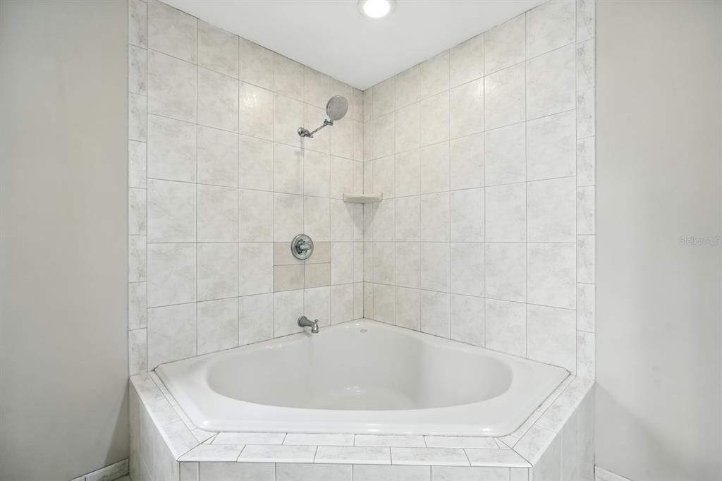 For Sale: $374,000 (4 beds, 3 baths, 2860 Square Feet)